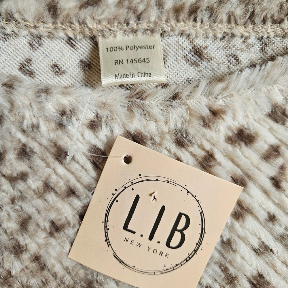 Elegant Brown and Cream Cape - Picture 2 of 5